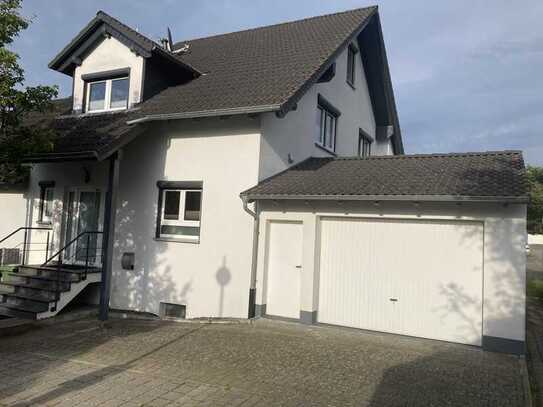 Großzügiges Einfamilienhaus mit Pool und Garage in Mingolsheim