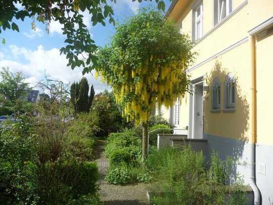 Luxuriöse Wohnung in exklusiver Lage : 2 Zimmer, Küche, Diele, Bad, große Terrasse!!!