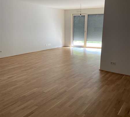 Großzügige und exklusive 2 Zimmer-Wohnung mit Terrasse und EBK