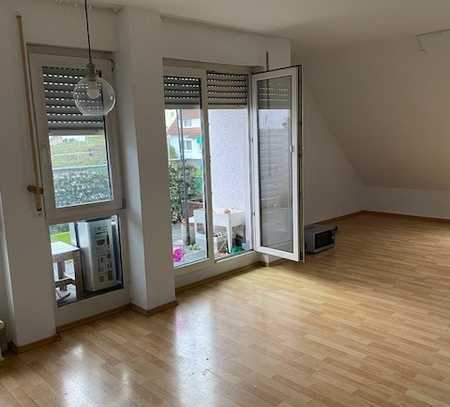 Tolle 4 Zimmer Wohnung im DG, OHNE Küche, mit 2 Bädern, Balkon, Keller und TG-Stellplatz