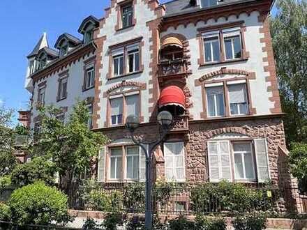 Wohnen wie im Schloss - Charmante Erdgeschosswohnung in denkmalgeschützter Liegenschaft direkt am Ha