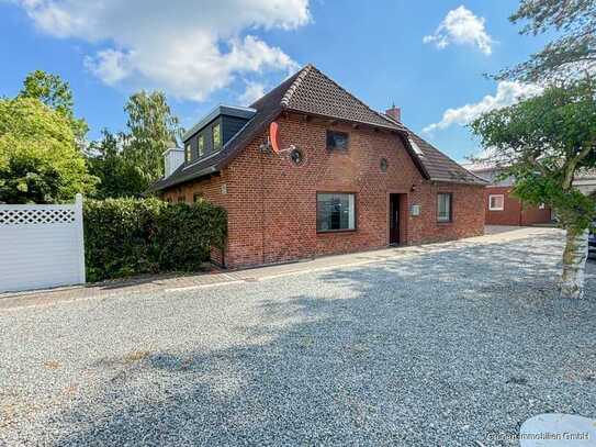 Ca. 10 km zur Ostsee - Doppelhaushälfte mit zwei großen Gärten, Carport & Garage