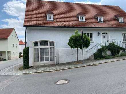 Wohnhauses mit 2 Einheiten, Carport mit 2 Stellplätzen sowie Terrassenflächen