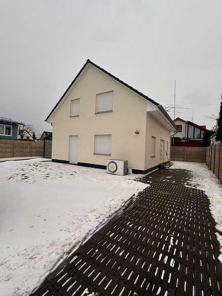 Modernes Einfamilienhaus mit Glasterrasse – ideal für Familien