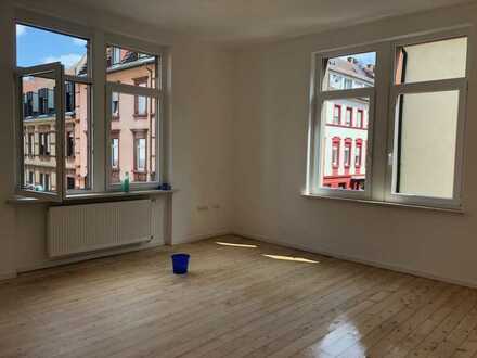 Komplett sanierte Altbauwohnung mit großer Wohnküche in renoviertem Altbau!