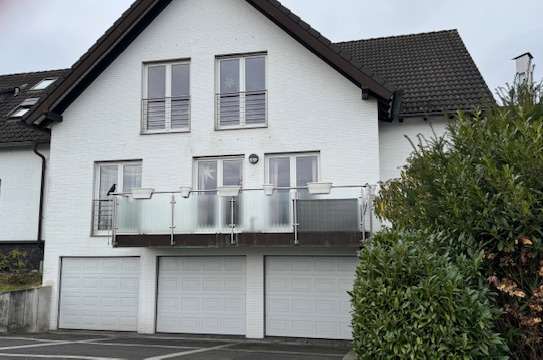 Schöne und vollständig renovierte 3-Raum-DG-Wohnung mit geh. Innenausstattung mit Balkon in Wülfrath