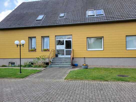 Schöne ruhige 3 Zi-Dachgeschoß-Wohnung - 75 m² - 83 m² Nutzfläche 
mit Carport.