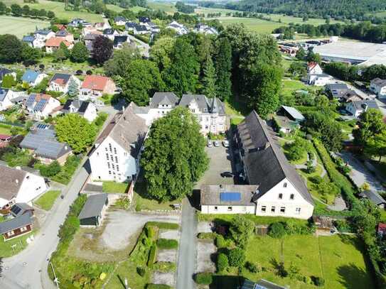 Grundstück mit drei Gebäuden, Park und Sinnesgarten mitten in Warburg-Germete