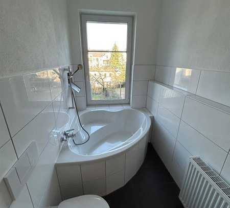 Kompakte 3-Zimmer mit Laminat, Balkon und Eckwanne in guter Lage