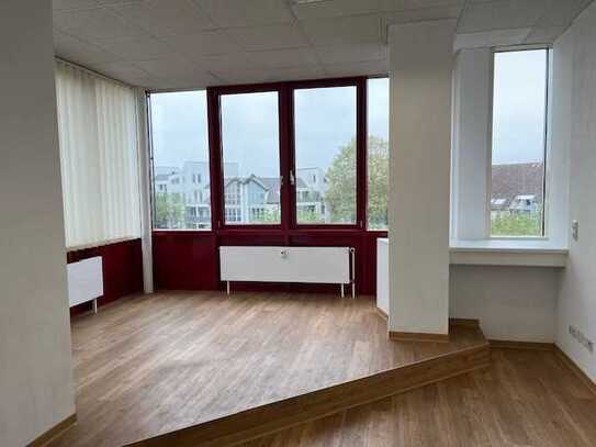 Helle Bürofläche / Zentrale Lage / Lift und behindertengerecht / Neu renoviert / S-Bahnnähe