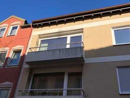 Landau Zentrum: neu renovierte, helle Wohnung mit drei Zimmern und kleinem Balkon