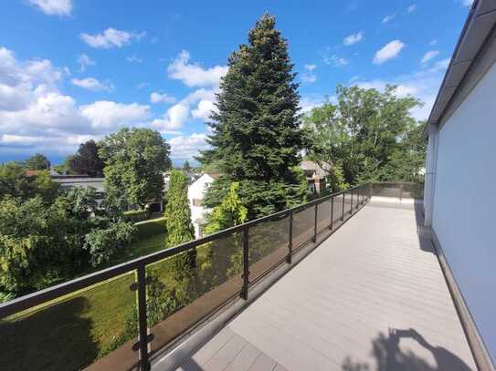 NEUWERTIGER DACHTERRASSENTRAUM MIT UMLAUFENDER DACHTERRASSE IN ALTSOLLN