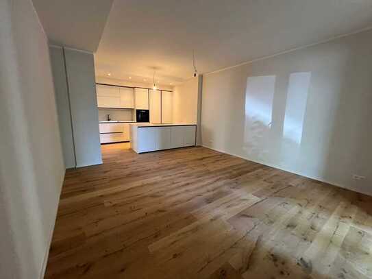 Newly renovated, spacious 4-room apartments with a balconys/new kitchens/Parking Spots