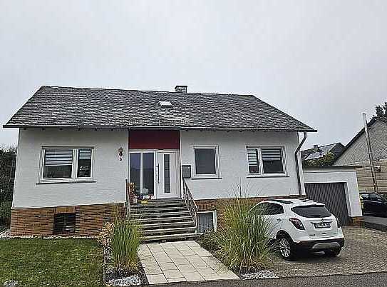 Schönes freistehendes Einfamilienhaus mit Garten und Garage in ruhiger Lage von Kastellaun