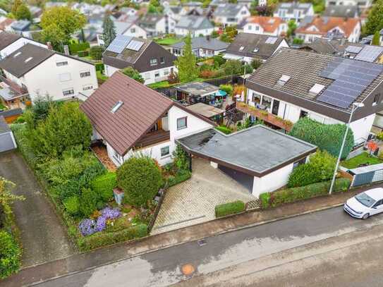 Familienfreundliches Zweifamilienhaus mit Einliegerwohnung in Roßwälden