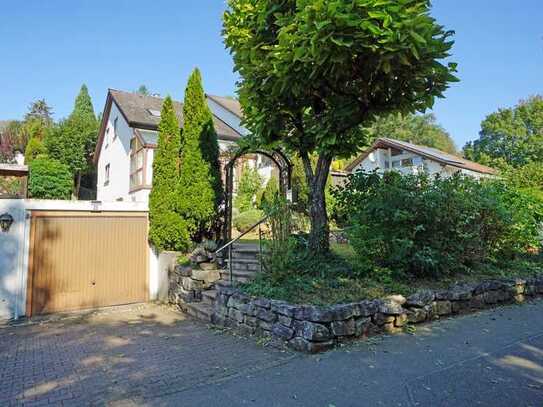 Attraktive Doppelhaushälfte in ruhiger, bevorzugter Lage mit großem Garten, Terrasse und Garage