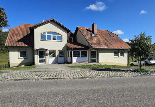 Großes Haus, bereits aufgeteilt in 4 Einheiten mit unverbaubarem Blick auf den Steigerwald