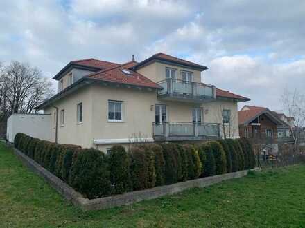 Blick ins Grüne! Sonnige Dachgeschosswohnung mit Balkon in Aichach OT Oberbernbach zu vermieten!