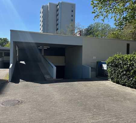 Einzelgarage, abschließbar sehr gut befahrbar.