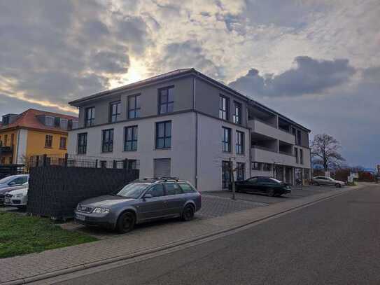 Ansprechende und vollst. renovierte 4-Zimmer-Wohnung mit geh. Innenausstattung