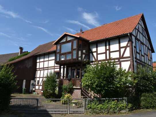 Idyllische Oase am Bachlauf: Historisches Bauernhaus mit Backhaus und Laube