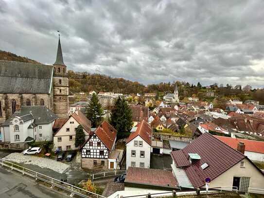 Stabile Rendite in zentraler Lage:
Vermietetes Mehrfamilienhaus als solide Investition!