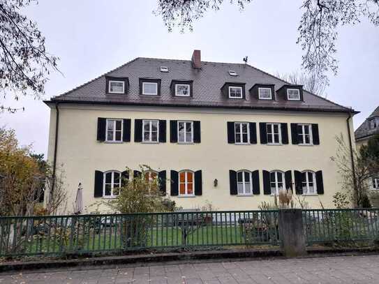 Stilvolle, modernisierte 4-Zimmer-Wohnung mit geh. Innenausstattung mit Balkon in München Neuhausen