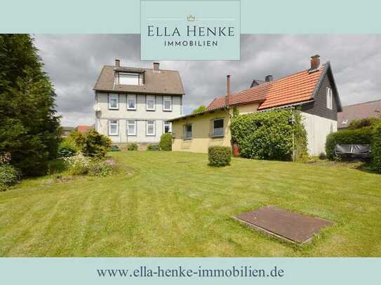 Zweifamilienhaus auf schönem Grundstück mit Nebengebäude + großem Carport.