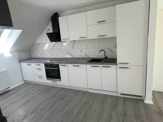 Schicke Dachgeschwohnung 2,5 Zimmer mit Einbauküche