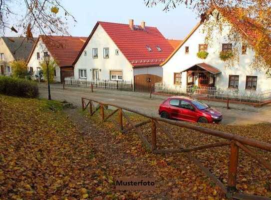 Einfamilien-Doppelhaushälfte mit Werkstatt-/Garagenanbau