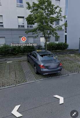 Parkplatz für Kurz- oder Langzeitmiete, zwei Haltestellen vom Flughafen entfernt