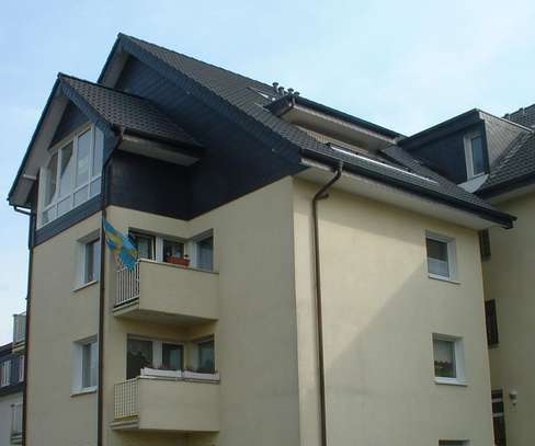 Top-moderne DG-Maisonette-Wohnung mit riesigem Studio und Loggia in der nördlichen Gartenstadt