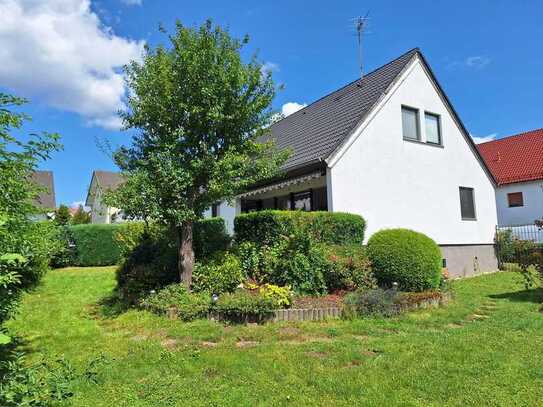 Tolles Zweifamilienhaus in Toplage: Zentral wohnen in Wehrheim