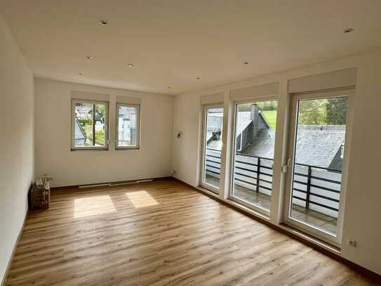 Sonnige 2-Zimmer-Wohnung mit Balkon und großer Einbauküche in Siegen-Oberschelden