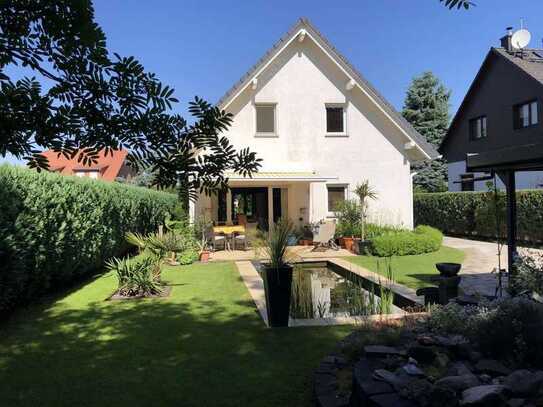 Sonnendurchflutetes Niedrigenergiehaus mit Rundumblick in den grünen Garten