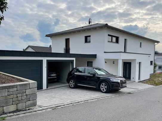 Großes Zweifamilienhaus mit großer Dachterrasse und Burgblick