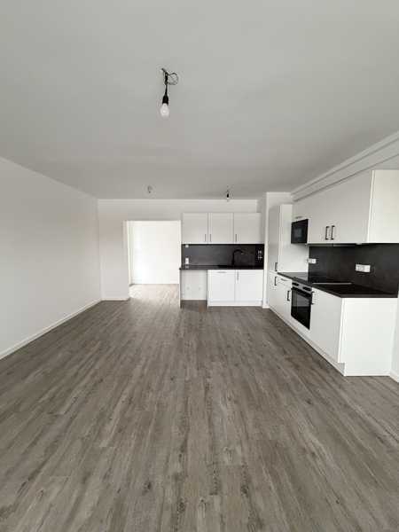 Helle 2,5-Zimmer-Wohnung: Balkon und Einbauküche