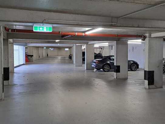 Tiefgaragenstellplatz mit elektr. Rolltor