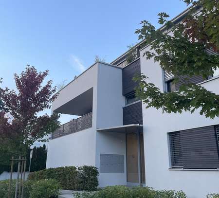 3-ZI-WOHNUNG IM OG MIT BALKON UND GROSSER, ÜBERDACHTER TERRASSE_WHG04