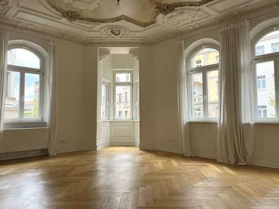 Wunderschöne und sanierte 5-Zimmer Wohnung mit Balkon in prachtvollem Altbau im Herzen von Fürth