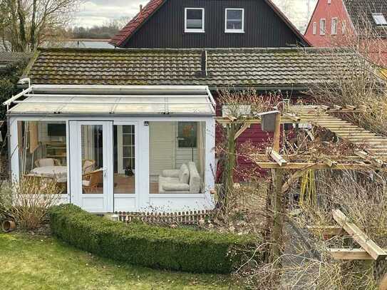 Haus-Bungalow mit Lärchenholz-Fassade, viel Komfort, Erholung und schönem Grundstück in Strandnähe