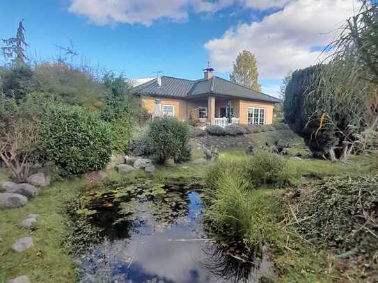 Sonniges Wohnhaus mit schön angelegten Garten