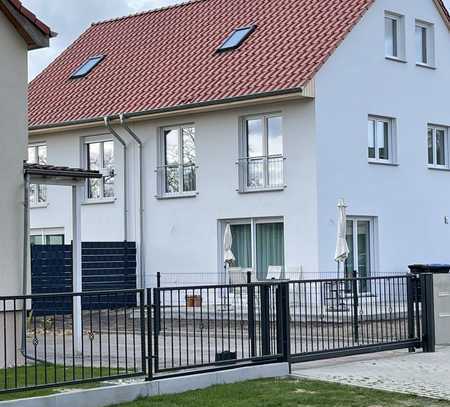 Neubau Doppelhaushälfte in Berlin Mahlsdorf. Haus und Grundstück.