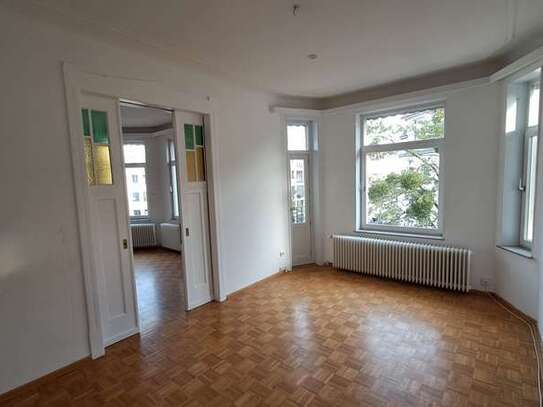 Sehr schöne, großzügige Altbauwohnung mit EBK und Balkon