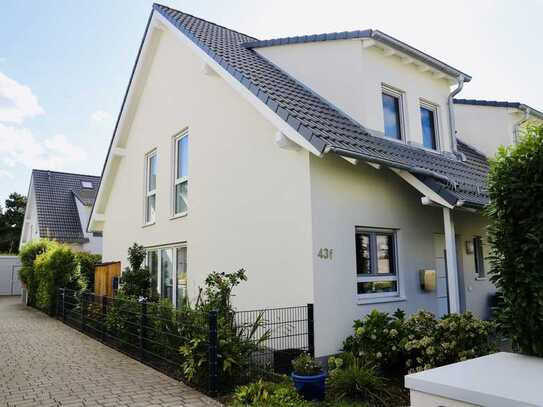 **RESERVIERT** Moderne Doppelhaushälfte mit Garten und Tiefgarage in ruhiger Lage