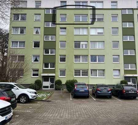 Modernisierte Wohnung mit drei Zimmern sowie Balkon und Einbauküche in Dormagen