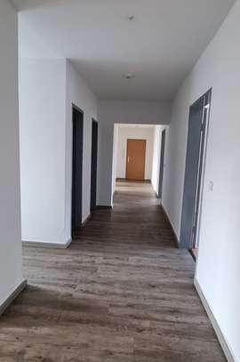 Schöne und günstige 6 Zimmer Wohnung mit Balkon!!!