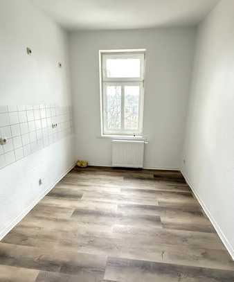 Schöne, gemütliche 4 Zimmer Wohnung im Dachgeschoss - Bad mit Fenster