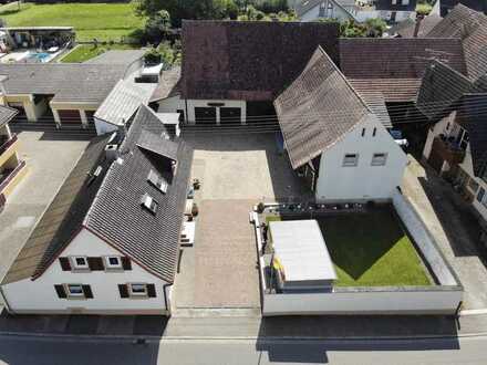 Einfamilienhaus mit Pool, Einliegerwohnung und Scheune in Grißheim