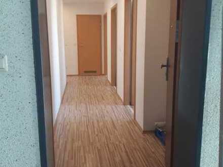 Vollständig renovierte 3-Raum-Wohnung mit Balkon und Einbauküche in Erlangen